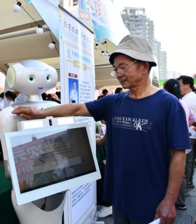 体质辨识机器人参加社区中医药集市活动
